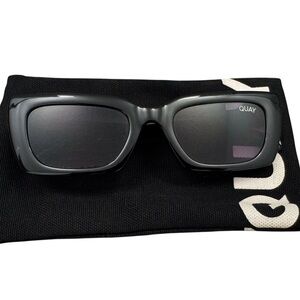 QUAY AUSTRALIA DL 126  RECTANGULAR SUNGLASSES Black EUC
